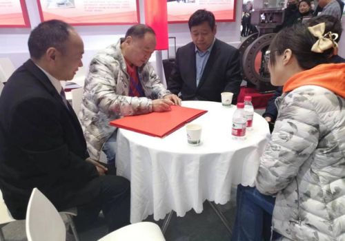 中通协阀门分会张宗列秘书长视察河南开阀展位并题词.jpg
